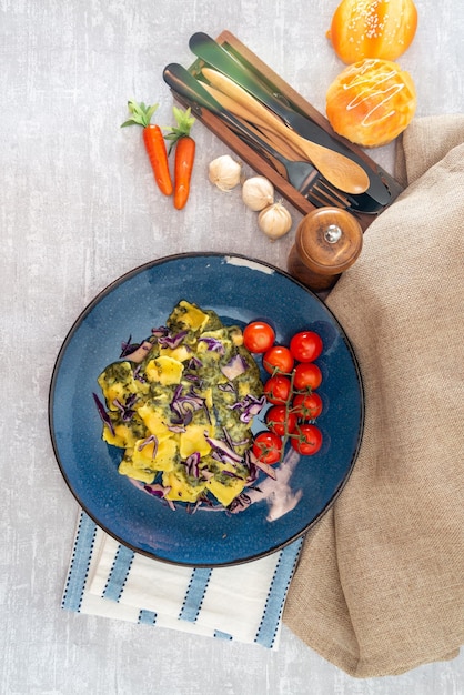 plato colorido sobre fondo rústico