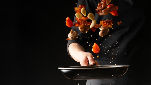 chef preparando plato en cocina cálida